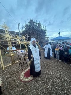 На малой родине митрополита Григория освящены купола и кресты восстанавливающегося Троицкого храма в городе Любиме