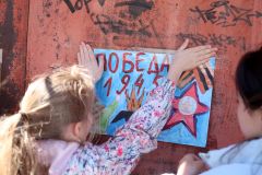 Учащиеся православной гимназии имени преподобного Серафима Вырицкого украсили район праздничными рисунками в честь Дня Победы.