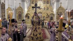 Епископ Вениамин возглавил всенощное бдение с чином выноса Креста в Спасо-Преображенском соборе