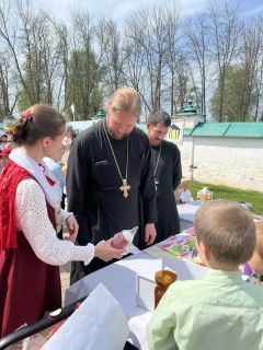 В Воскресенском соборе города Тутаева прошла благотворительная ярмарка в поддержку школьного театра.