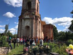Субботник в храме Воздвижения Креста Господня
