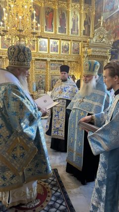 Епископ Вениамин совершил всенощное бдение в Казанском храме Рыбинска и наградил протоиерея Григория Гогишвили орденом князя Даниила Московского