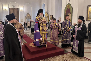 Епископ Вениамин возглавил всенощное бдение с чином выноса Креста в Спасо-Преображенском соборе 24238