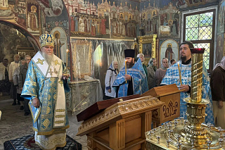 Епископ Вениамин совершил всенощное бдение в Казанском храме Рыбинска и наградил протоиерея Григория Гогишвили орденом князя Даниила Московского 24183