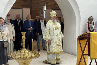 В храме села Спас-Ухра, где был крещён преподобный Серафим Вырицкий, совершена архиерейская Литургия и представлены итоги первого этапа реставрации 24084