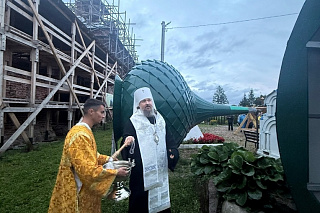 На малой родине митрополита Григория освящены купола и кресты восстанавливающегося Троицкого храма в городе Любиме 24133