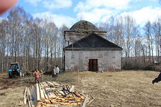 Местные жители убрали территорию у храма в с. Косково 733