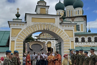 В десятое воскресенье по Пасхе епископ Вениамин возглавил Крестный ход с иконой Всемилостивого Спаса по Борисоглебской стороне 23996