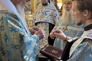 Епископ Вениамин совершил всенощное бдение в Казанском храме Рыбинска и наградил протоиерея Григория Гогишвили орденом князя Даниила Московского 24183