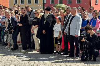 В Рыбинске открыли памятник «Гражданам города» 24097