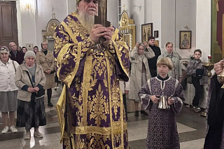 Епископ Вениамин возглавил всенощное бдение с чином выноса Креста в Спасо-Преображенском соборе 24238