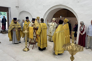 В храме села Спас-Ухра, где был крещён преподобный Серафим Вырицкий, совершена архиерейская Литургия и представлены итоги первого этапа реставрации 24084