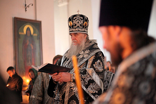 Епископ Вениамин совершил утреню Великого Пятка с чтением двенадцати Страстных Евангелий в Спасо-Преображенском соборе 17901