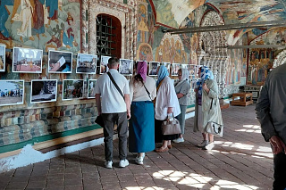 В Воскресенском соборе города Тутаева открылась фотовыставка «Христос посреди нас». 24200