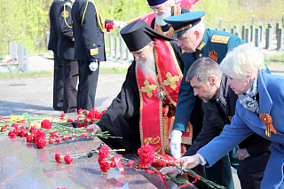 9 мая на Всехсвятском кладбище Рыбинска почтили память павших воинов 23891