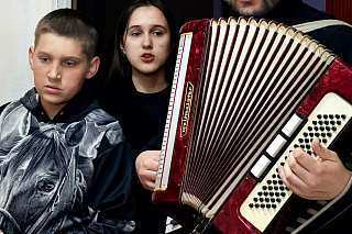 Воспитанники и преподаватели Рыбинской православной гимназии посетили Дом социального обслуживания «Долголетие». 23859