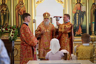 В день Отдания Пасхи епископ Вениамин возглавил престольный праздник в Крестознаменском храме села Коприно. 23916
