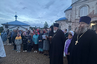 На малой родине митрополита Григория освящены купола и кресты восстанавливающегося Троицкого храма в городе Любиме 24133