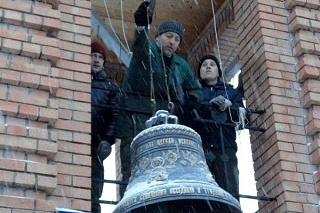 На колокольне Успенского храма с. Ваулово зазвучал новый колокол 2944