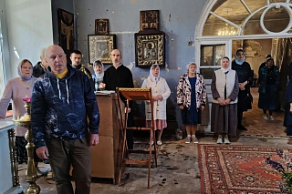 В Неделю Всех Святых епископ Вениамин совершил Божественную литургию в Введенском храме деревни Зарницыно. 24011