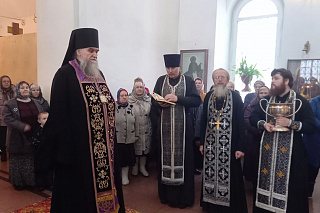 Епископ Вениамин совершил чин освящения креста в Успенском храме Пошехонья 11491